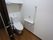 居室内のトイレは、白を基調とした清潔感のある内装となっている。壁には、トイレットペーパー掛けが設置されている。