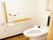 温水洗浄便座を採用しており、壁のパネルで操作する。トイレットペーパーは３か所にあり、壁に手すりが設置されている。
