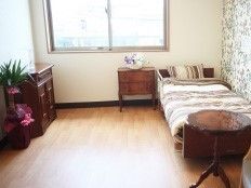 日当たりの良いおしゃれな内装の居室。家具を壁に寄せて配置することで、室内を広々と使用することができる。