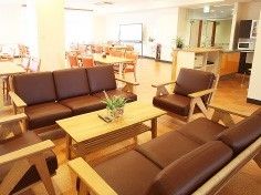 食堂は明るく開放的なので、毎食楽しく食事ができる空間。出来たての温かい食事を入居者様に提供している。