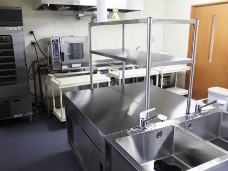 毎食提供されてる食事は、すべて施設内で手作りされている。入居者様は出来たての食事をすぐに食べることができる。