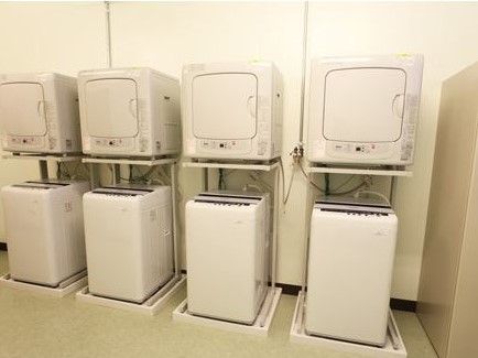 洗濯機と乾燥機が専用室内に設置されている。乾燥機があるので、洗濯物を干す作業が必要ないので入居者様の負担軽減に繋がっている。