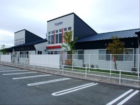 横に広い平屋建ての建物でアットホームな雰囲気である。前面には広い駐車場があり、遮るものがないので日当たりも良い。