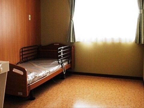 木目の壁があたたかみのある居室である。窓からは柔らかい日差しが差し込み明るい。家具を自由にレイアウトできる。