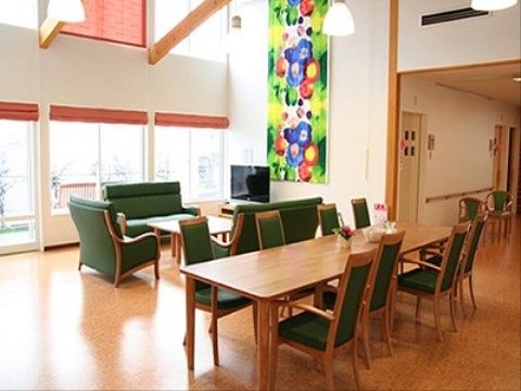大きな窓からは日の光がさんさんと降り注ぐ明るい共有スペースである。テレビもあり、憩いの場として利用できる。