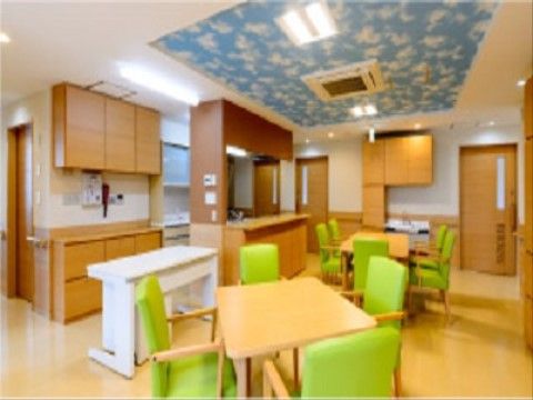 ４人掛けのダイニングセットが配置されたオープンな造りの食堂では、入居者様同士楽しくおしゃべりしながら食事をすることができる。