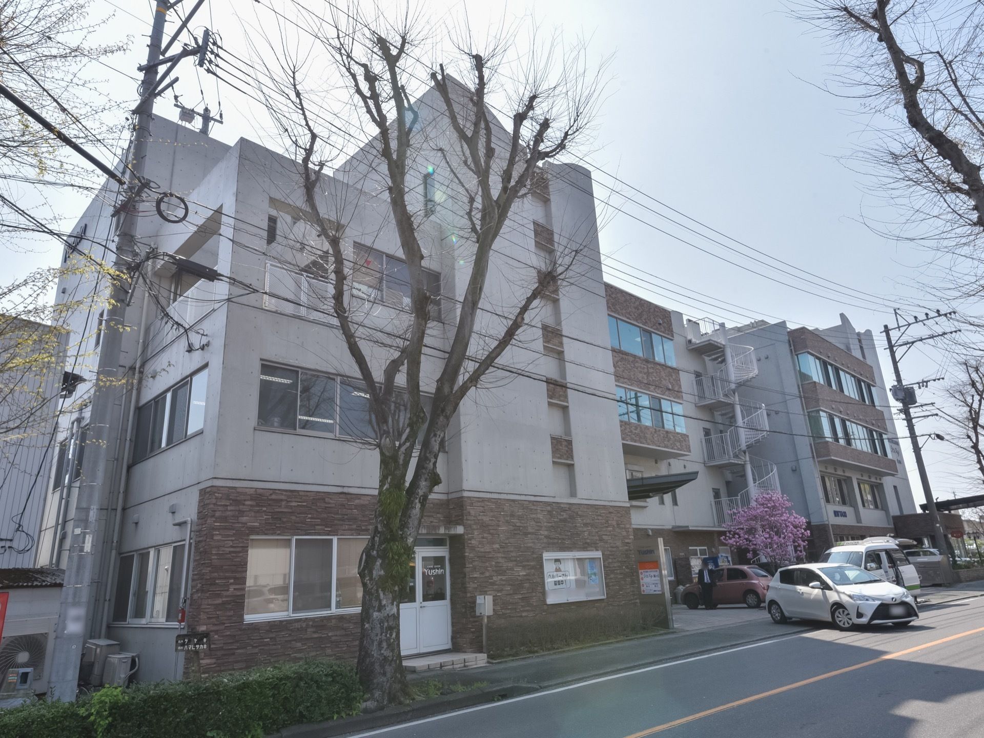 施設は、４階建ての建物である。外部に螺旋階段が設置されている。駐輪スペースが建物前に設けられている。