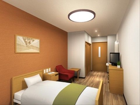 木の風合いを大切にしたフローリング床の居室。ベッドなど木を使った家具が置かれていて、穏やかな印象だ。