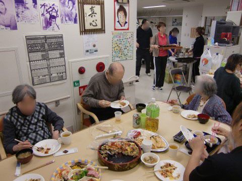 賑やかな食堂で思い思いにオードブルを召し上がるご入居者様