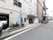 みどり色の屋根がついた玄関である。戸は自動ドアである。タイル張りになっている。タウンライト照明が取り付けてある。