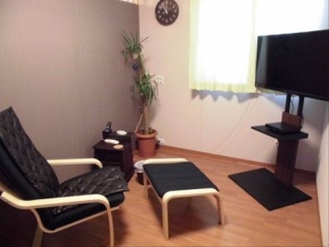 足置き付きのリクライニングチェアがあり、個人で楽しめるシアタールーム