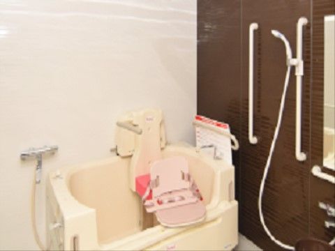 座位のまま入浴できる介護器具があり、器具に腰掛けた後は機械で補助できるようになっている。また、随所に手すりが取り付けられている。