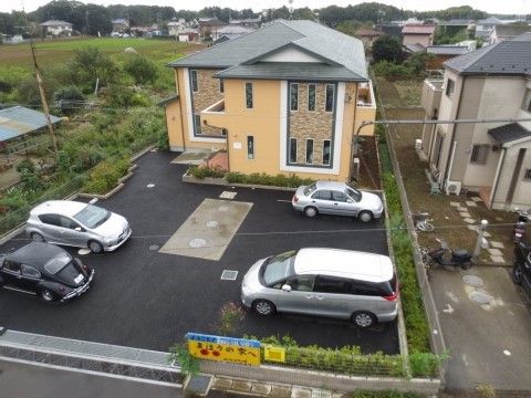 「サービス付き高齢者向け住宅まほうの家」の外観。敷地内に駐車場がある。