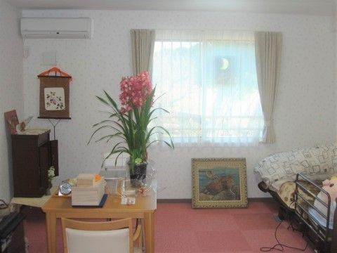 「サービス付き高齢者向け住宅まほうの家」の居室。家具の持ち込みも可能。