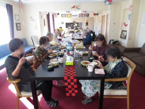 「サービス付き高齢者向け住宅まほうの家」のリビングダイニング。大勢で食事を楽しめる。
