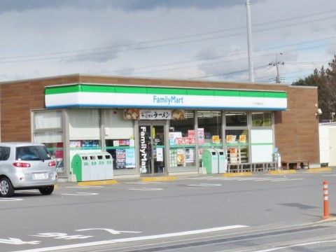 「サービス付き高齢者向け住宅まほうの家」の周辺環境。コンビニエンスストアのファミリーマートがある。