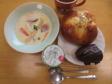 「サービス付き高齢者向け住宅まほうの家」のお食事。バラエティに富んだ献立。