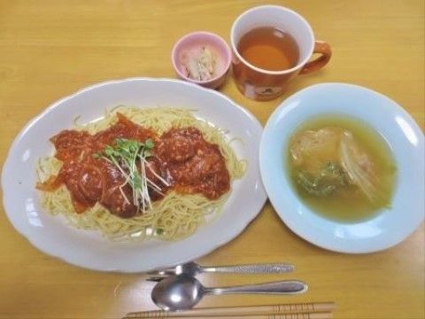 「サービス付き高齢者向け住宅まほうの家」のお食事。和食、洋食など、さまざまなメニューがある。