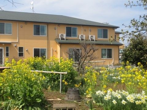 「サービス付き高齢者向け住宅まほうの家」の外観。自然豊かな環境に位置する。