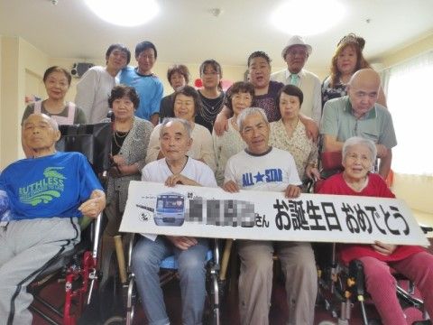 「サービス付き高齢者向け住宅まほうの家」のお誕生会。ご入居者様の誕生日をお祝いしている。