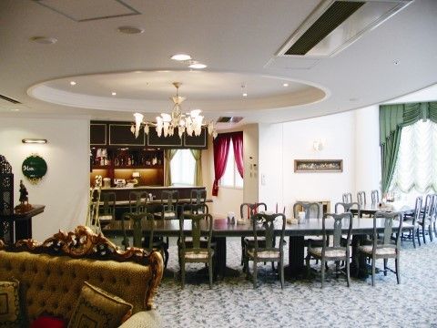 シャンデリアや調度品など、ヨーロッパ調のインテリアの食堂
