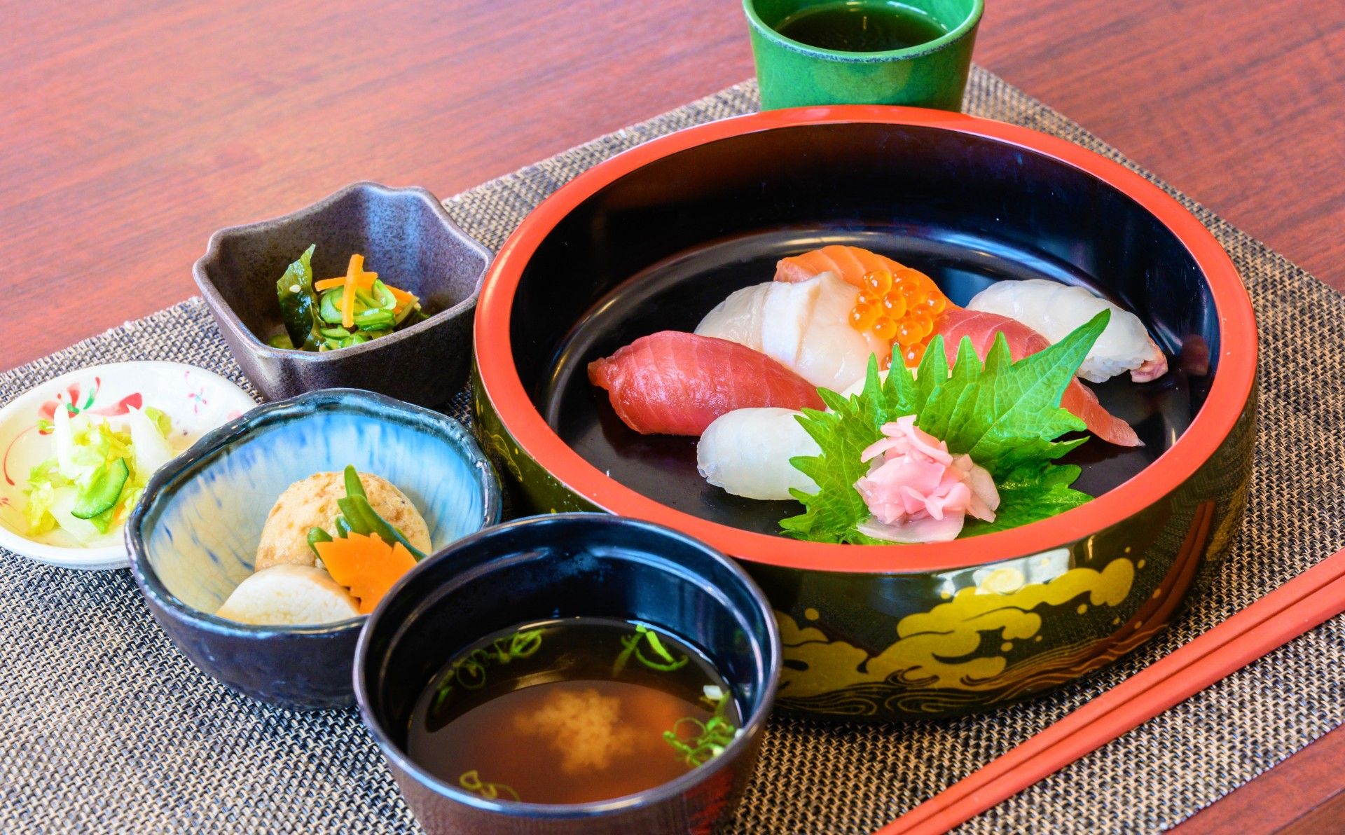 ちらし寿司と吸い物が付いた和食のセット