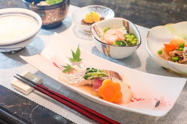 焼き魚がメインのご飯と汁物が付いた献立