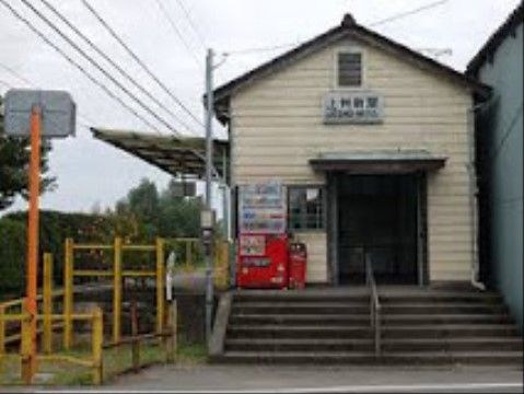 最寄り駅は木造の駅舎があり趣がある。公共の交通機関や自動車のいずれも交通の便がよく、外出やご訪問の際も便利である。