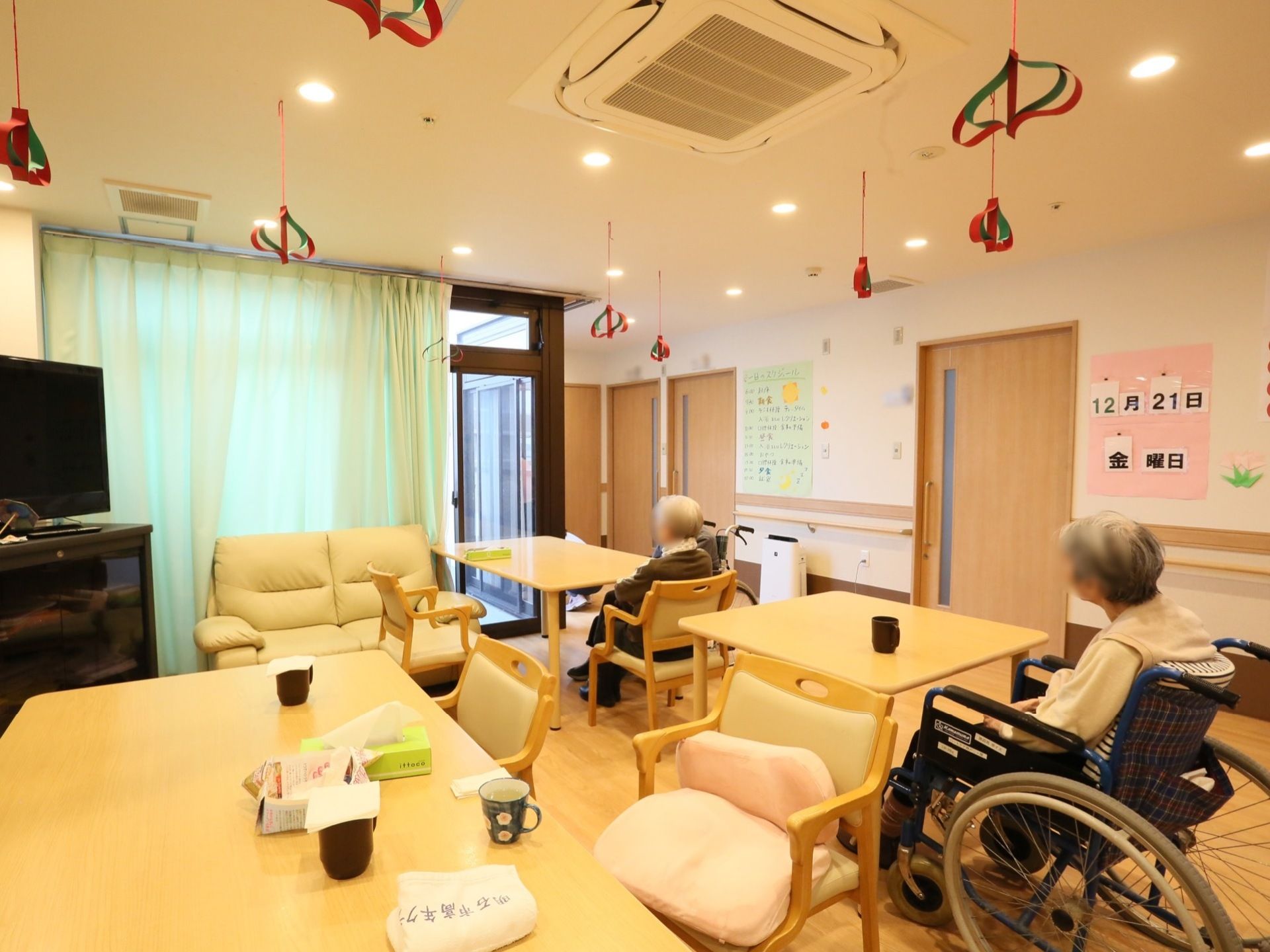 室内は手作りの壁面装飾があり、家庭的であたたかみのある雰囲気になっている。大きな窓からは日が良く入りとても明るい。