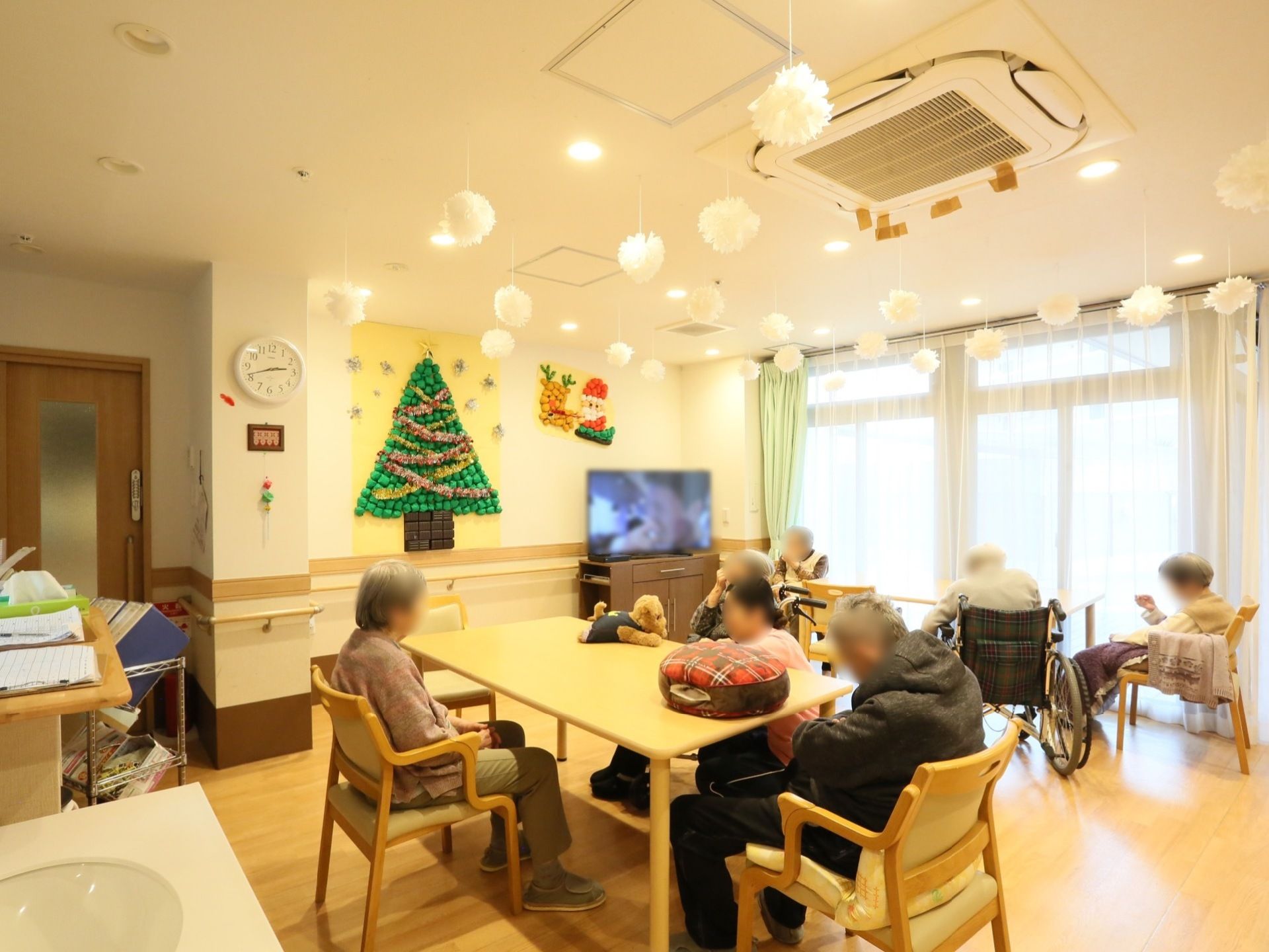 広々とした室内にテーブルが並べられ、入居者様が集って食事やアクティビティを行っている。居心地の良い雰囲気なので、くつろいで過ごすことができる。