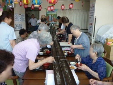 共有ダイニングでの食事風景