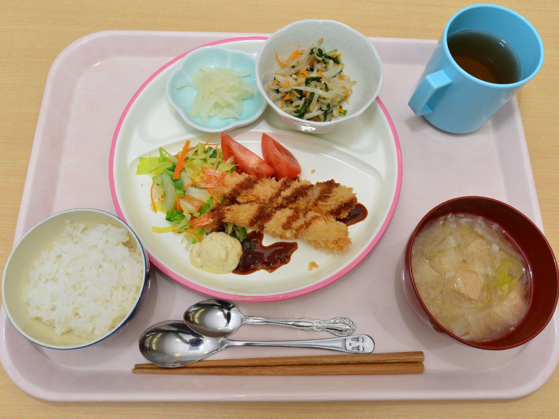 彩りよく盛られたエビフライとサラダ。