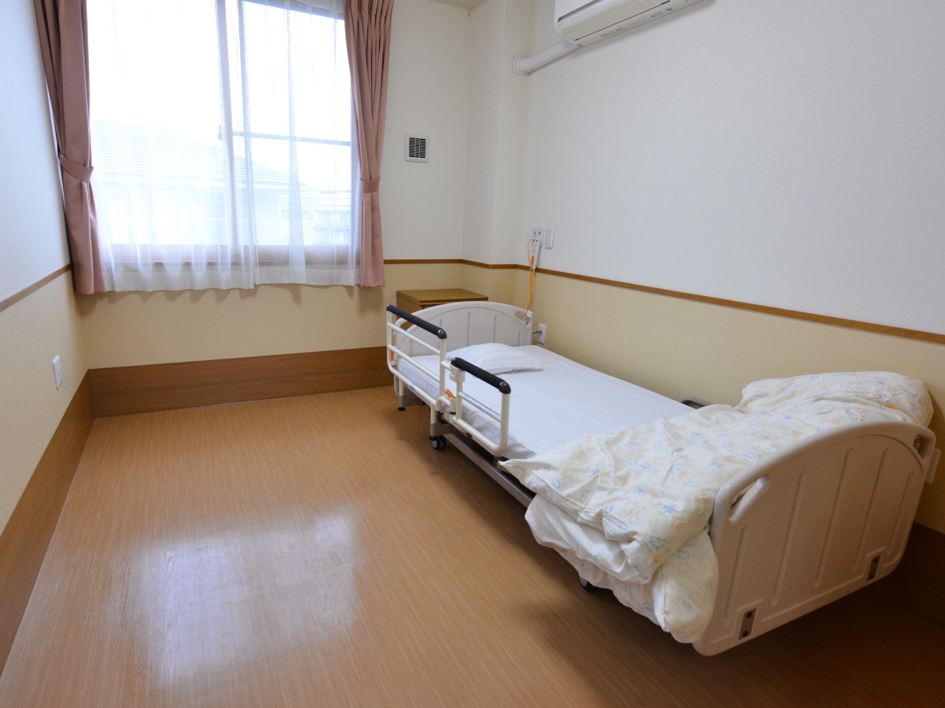 洋室タイプのご入居者様の居室。