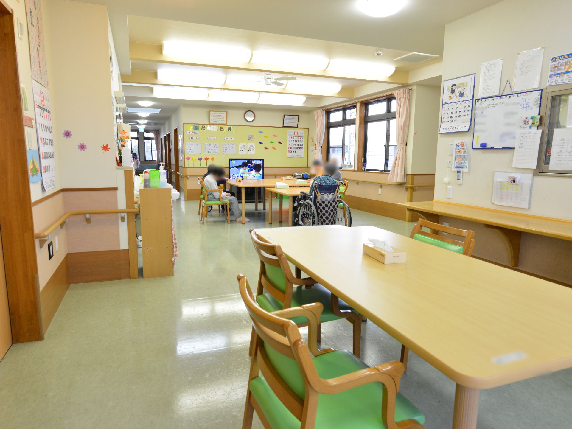 施設利用者が集まる場所である。テーブルや椅子が並べられているが車いすでもストレスなく移動ができる広々とした空間である。