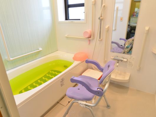 椅子が設置されたお風呂