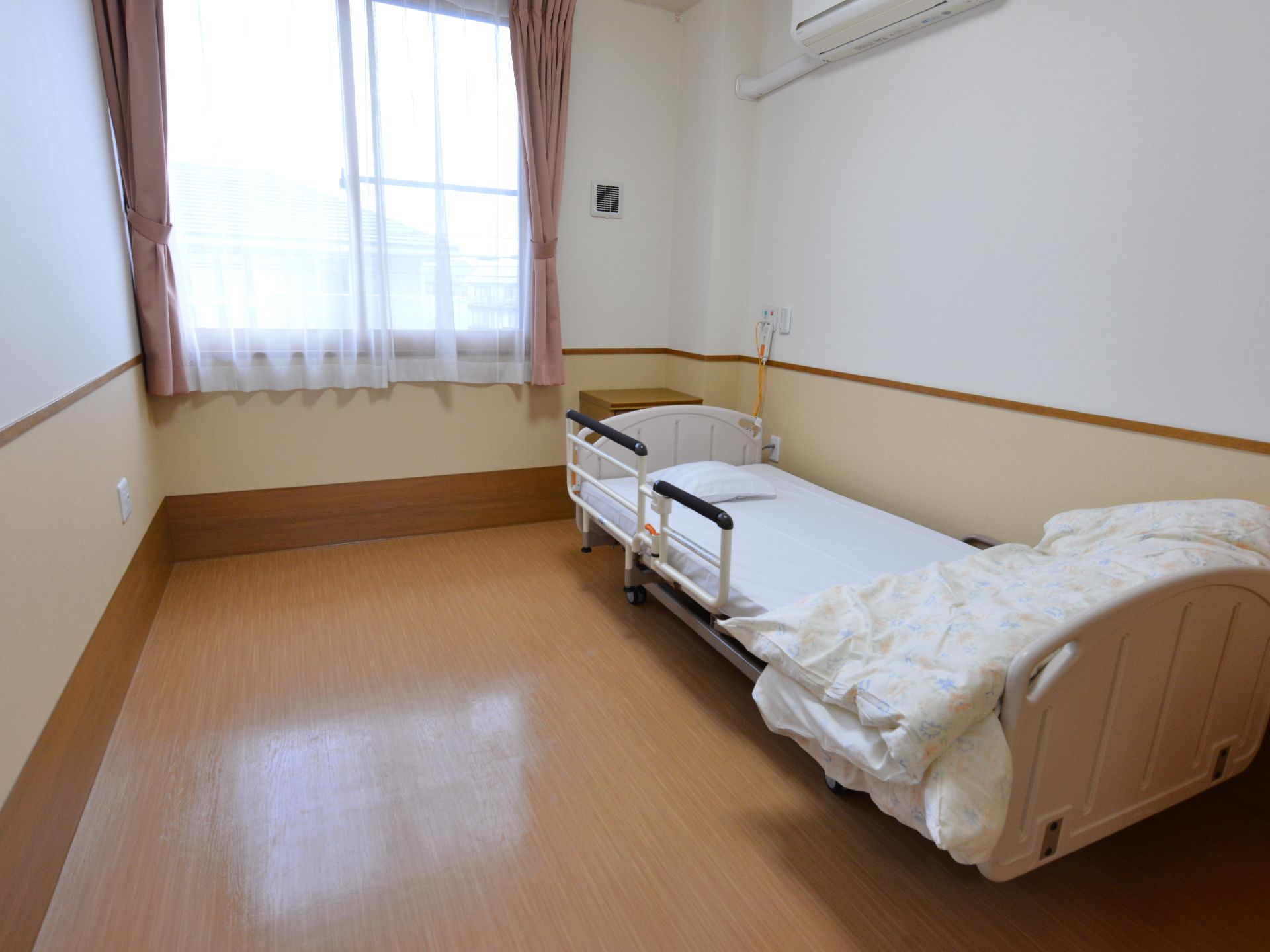 施設利用者の部屋である。介護用のベッドのみを置き、ゆとりのある空間を確保しているので車いすでもストレスなく移動できる。