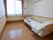 施設利用者の部屋である。介護用のベッドのみを置き、ゆとりのある空間を確保しているので車いすでもストレスなく移動できる。