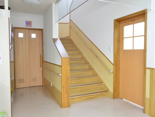 階段の横にトイレがある