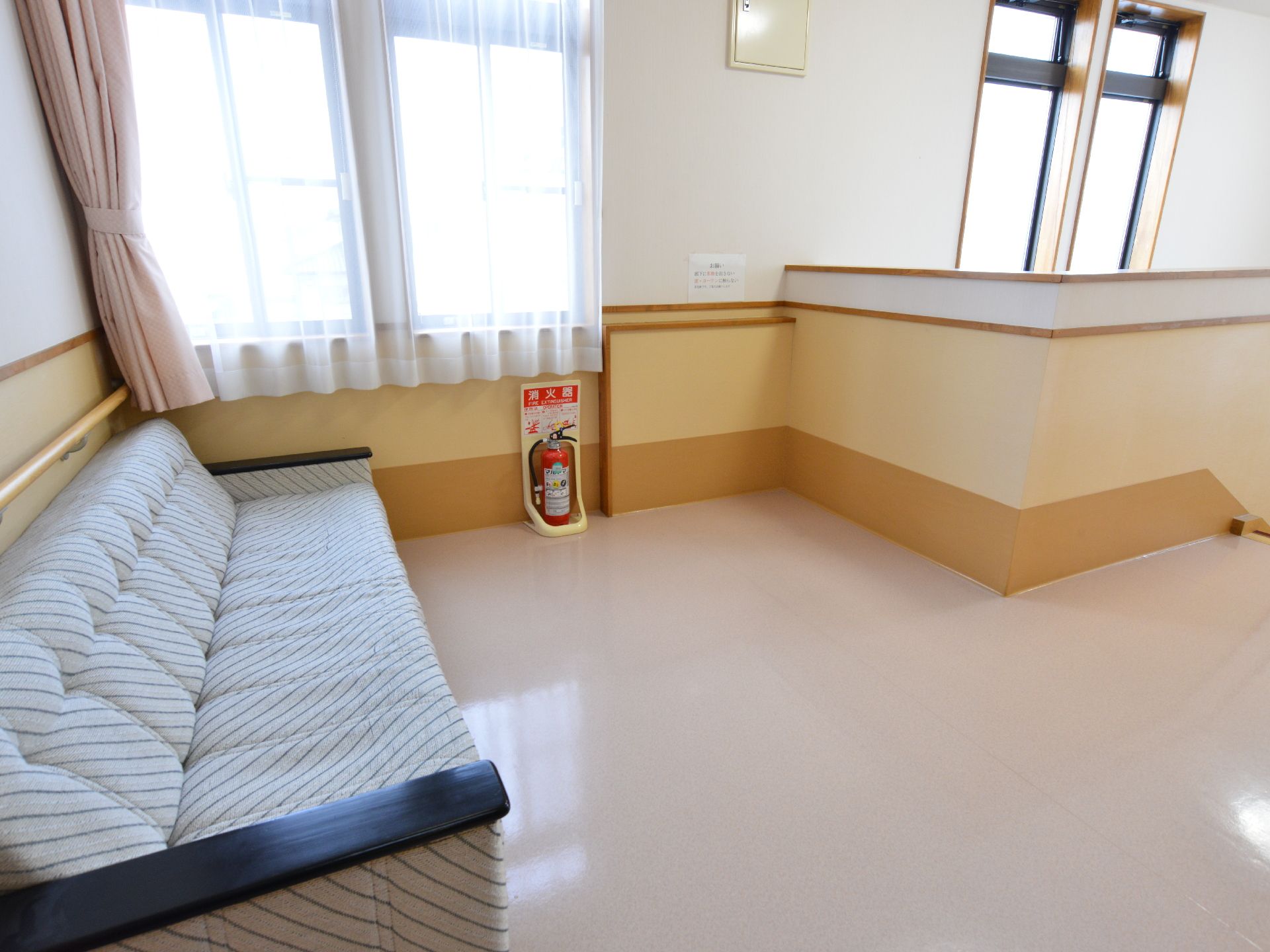 階段を上がった先には広々とした空間がある。ゆったりとした大きなソファーを置いてあるので座って休むことができる。