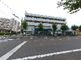 周囲の環境が整った建物の外観