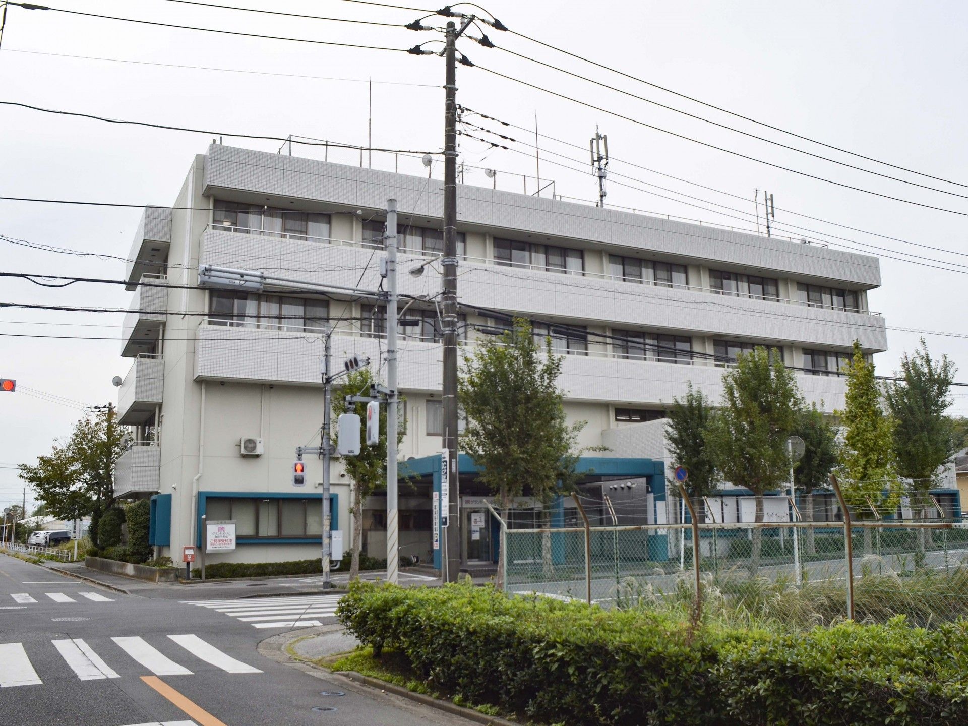 男性ケアマネジャーの話を聞く高齢女性