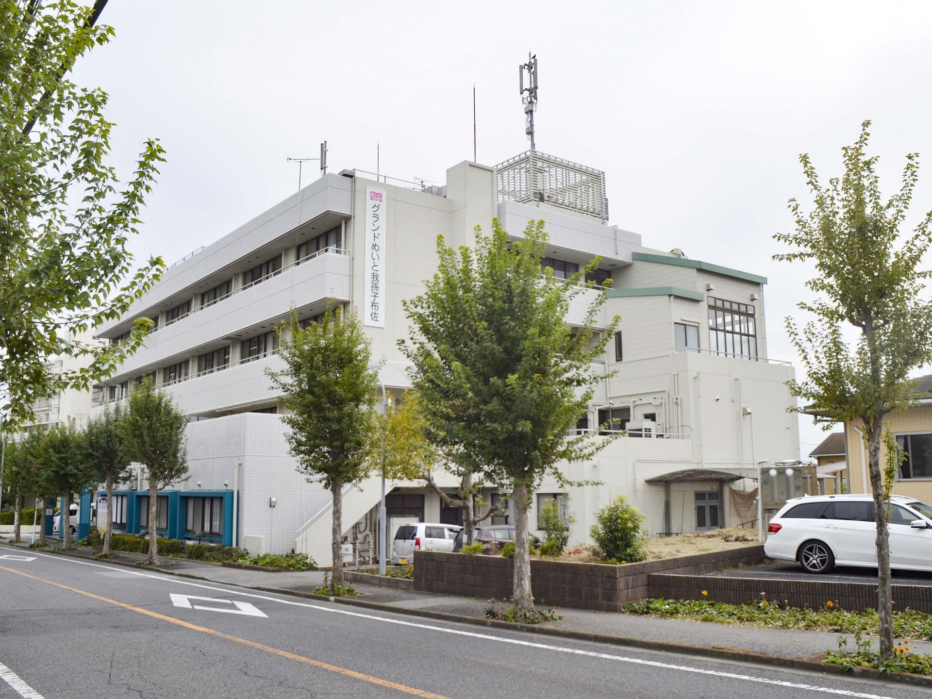 緑に囲まれた建物外観
