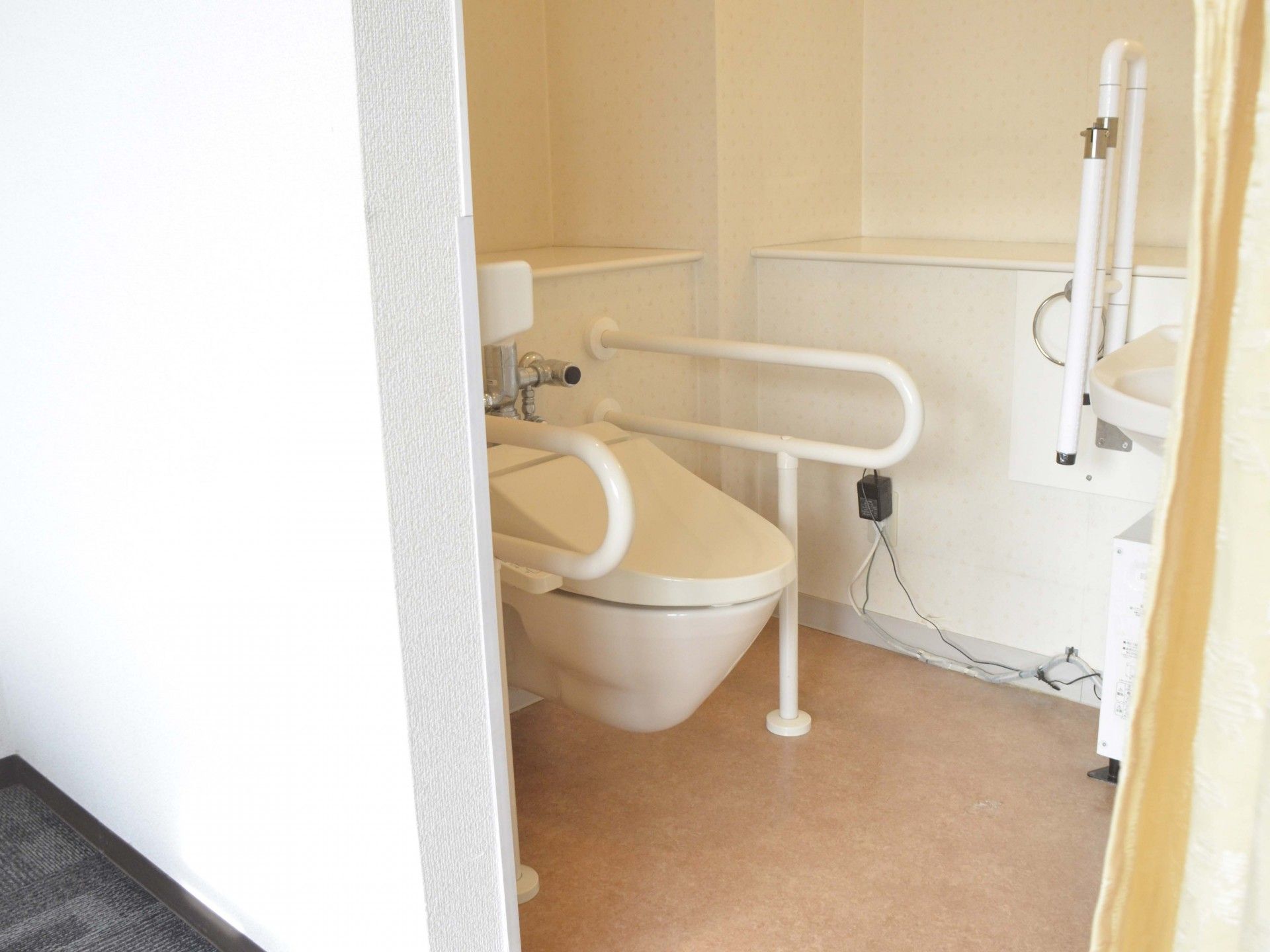 手すり付きのトイレ
