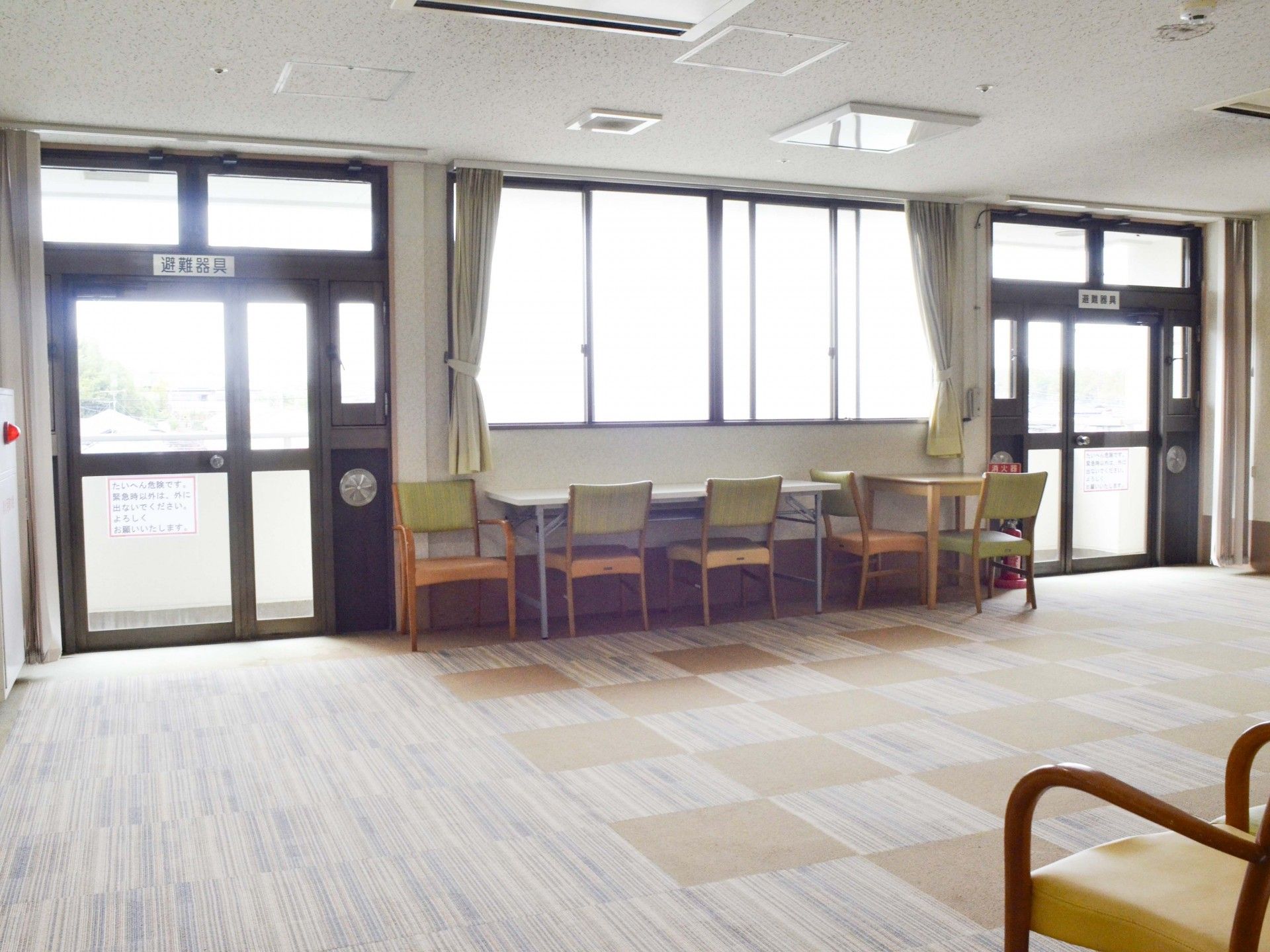 明るい窓際のテーブル