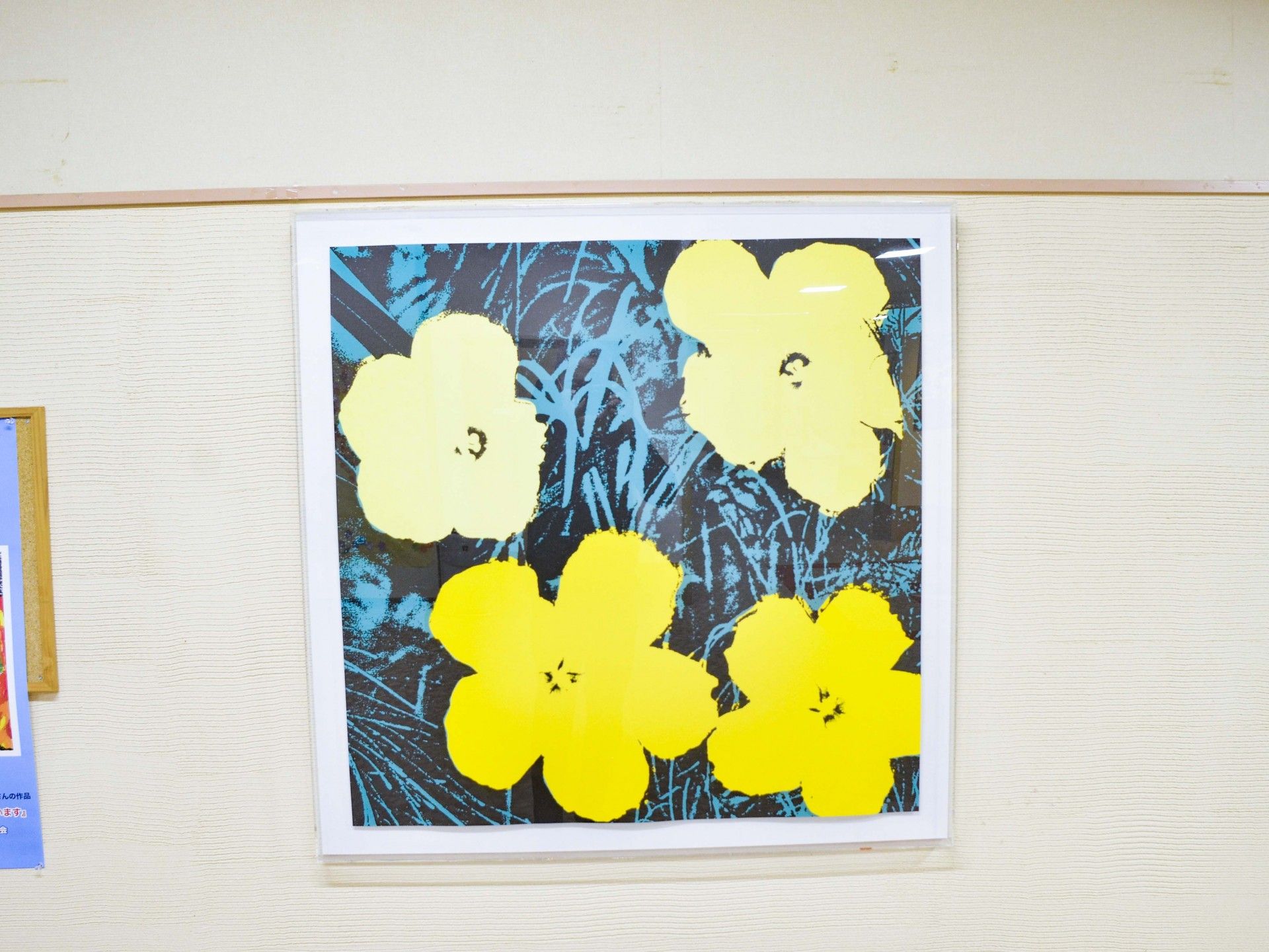 壁に飾られた花の絵