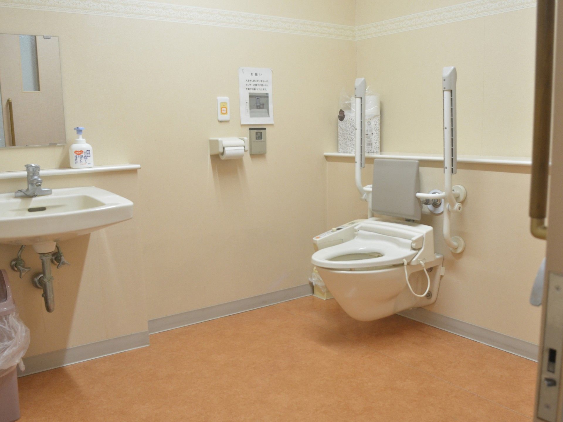 手すり付きのトイレ