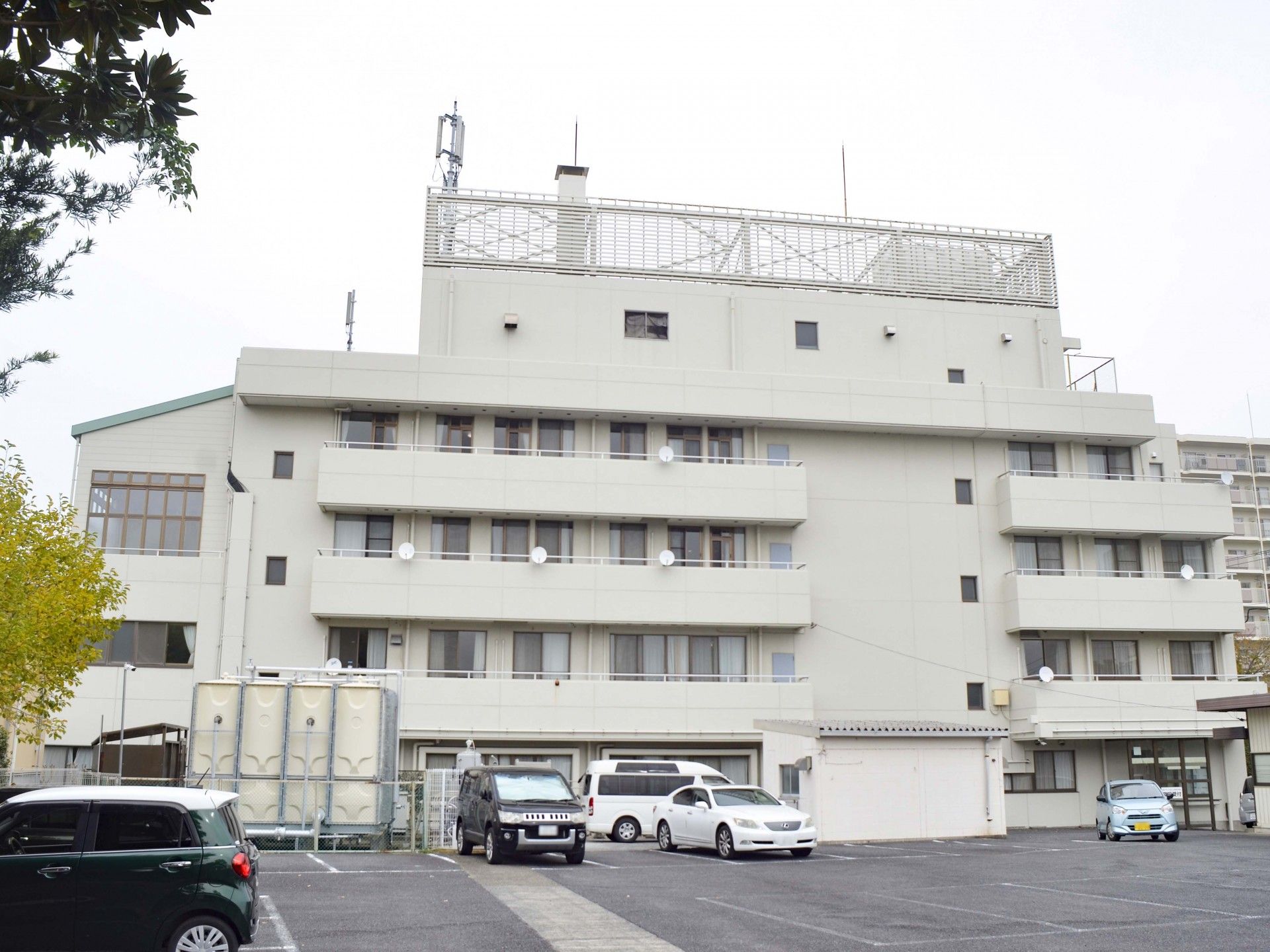 駐車場のある建物外観