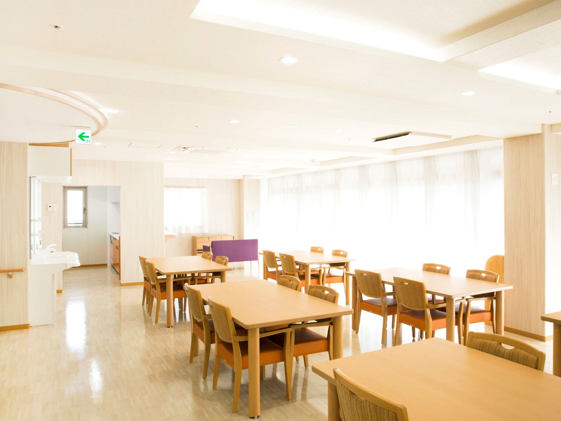 「介護付有料老人ホームアーバンリビング今宿」のリビング。明るく開放感のある共用スペース。
