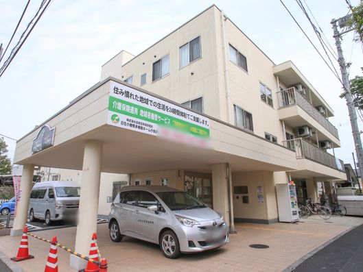 施設前