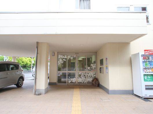 施設前